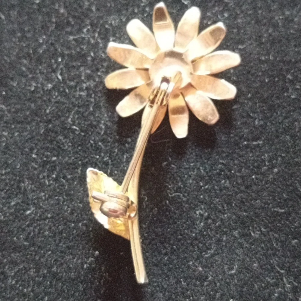 Gold Tone and White Daisy Brooch